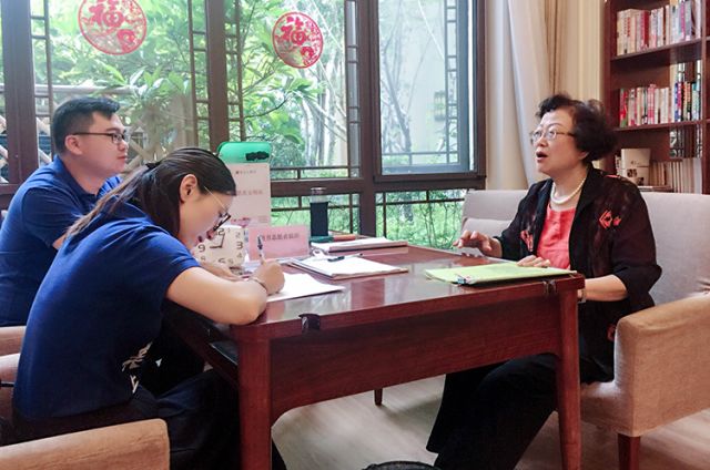 1528963614120438XEgX.jpg 学员陪伴长者1.jpg